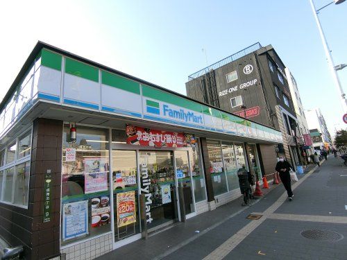 近くのファミリーマート 成育五丁目店まで137m（徒歩2分）