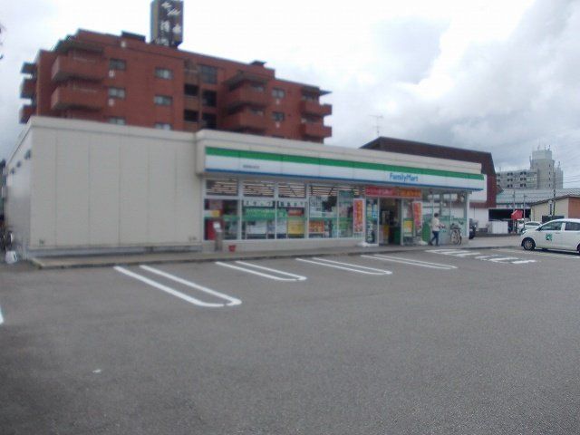 近くのコンビニまで586m（徒歩8分）