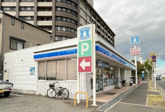 近くのコンビニまで86m（徒歩2分）