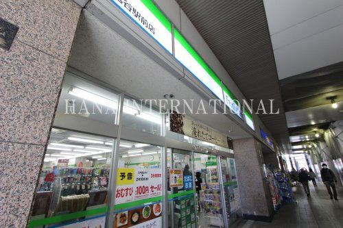 近くのファミリーマート 越谷駅前店まで1,706m（徒歩22分）