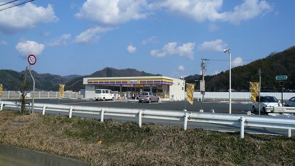 近くのコンビニまで884m（徒歩12分）