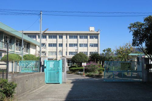 近くの寝屋川市立堀溝小学校まで354m(徒歩5分)