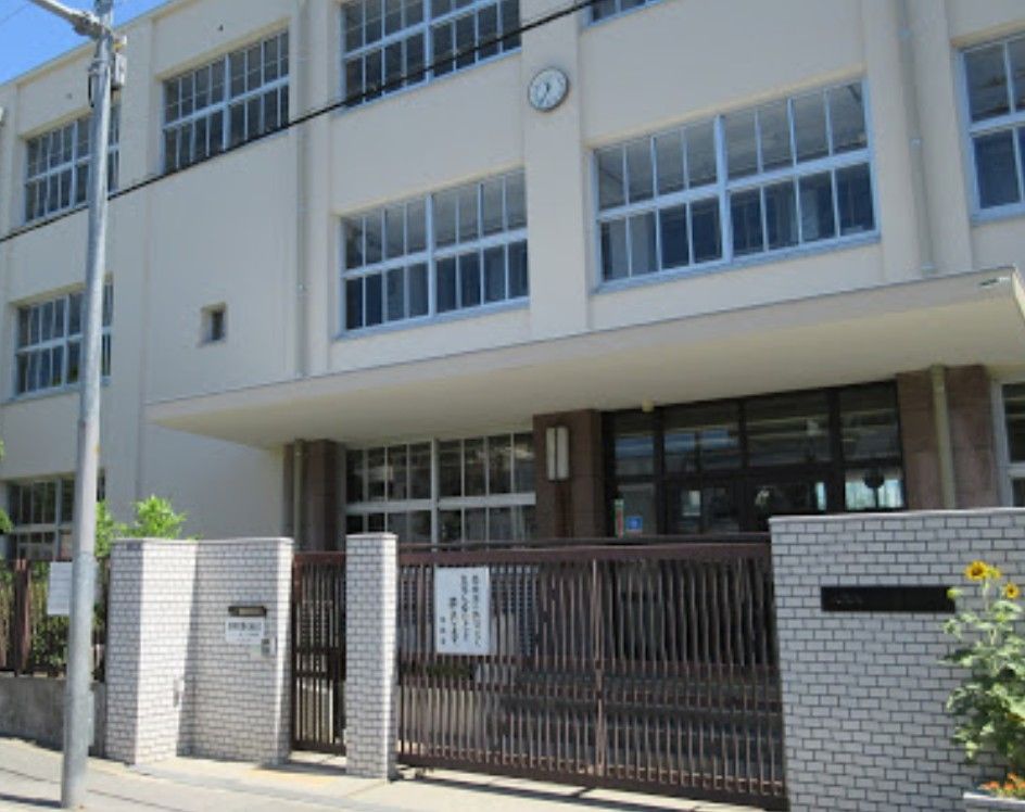 近くの大阪市立今津中学校まで306m(徒歩4分)