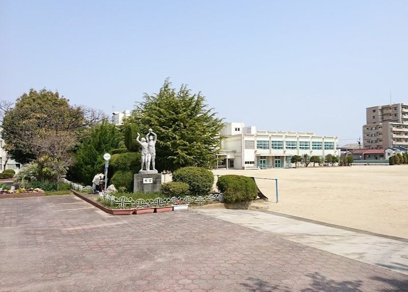 近くの名古屋市立守山小学校まで596m（徒歩8分）
