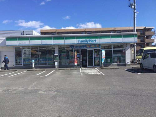 近くのファミリーマート 小牧パワーズ店まで733m（徒歩10分）