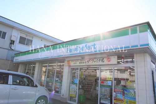 近くのコンビニまで815m（徒歩11分）