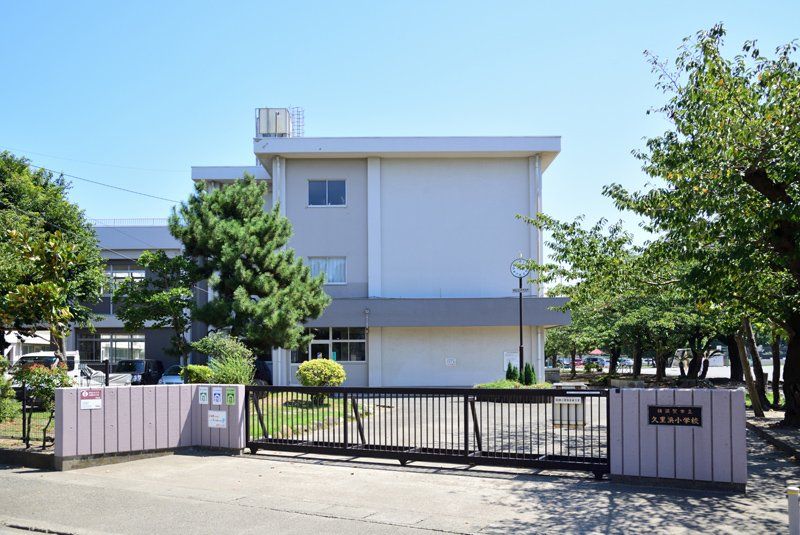 近くの横須賀市立久里浜小学校まで583m(徒歩8分)