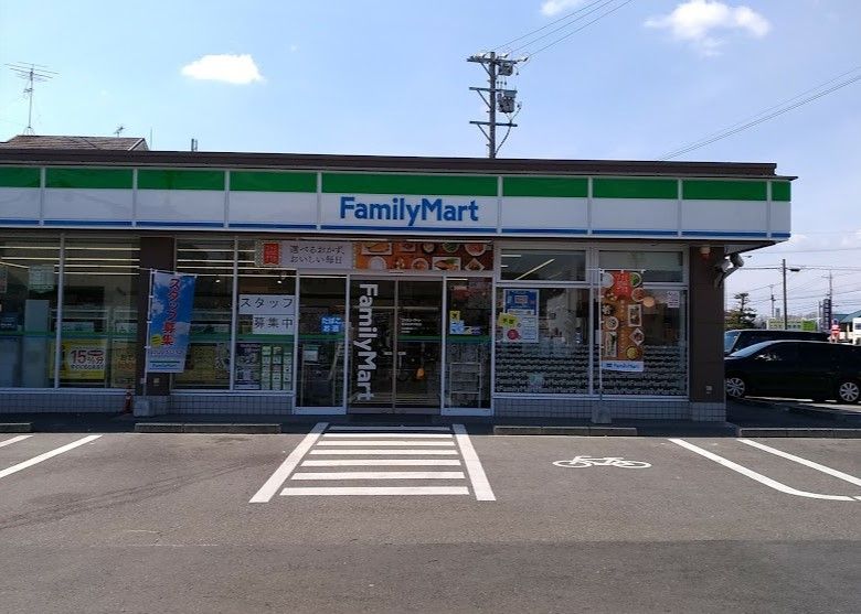 近くのコンビニまで242m（徒歩4分）