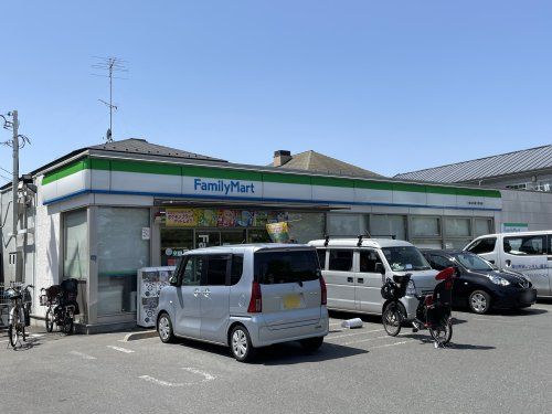 近くのファミリーマート 小金井法政大学前店まで601m（徒歩8分）
