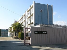 近くの神戸市立友が丘中学校まで783m（徒歩10分）
