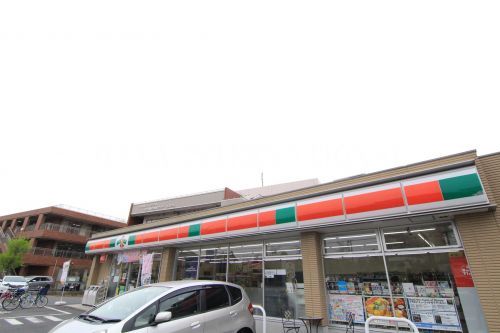 近くのコンビニまで774m（徒歩10分）