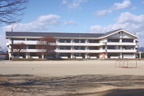 近くの太田市立城東中学校まで1,181m（徒歩15分）