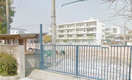近くの守口市立梶小学校まで334m(徒歩5分)