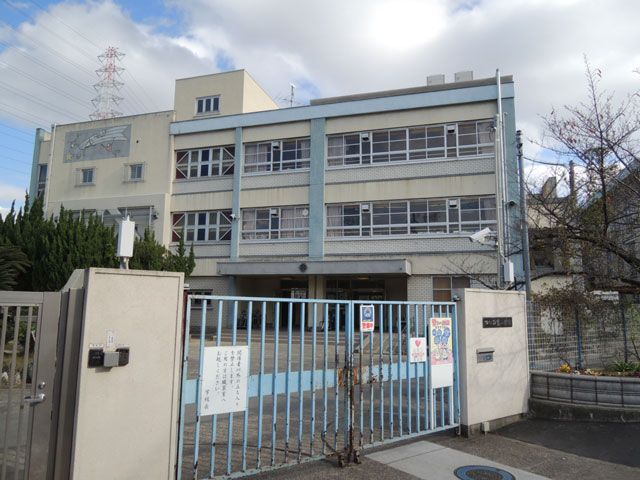 近くの門真市立四宮小学校まで565m(徒歩8分)