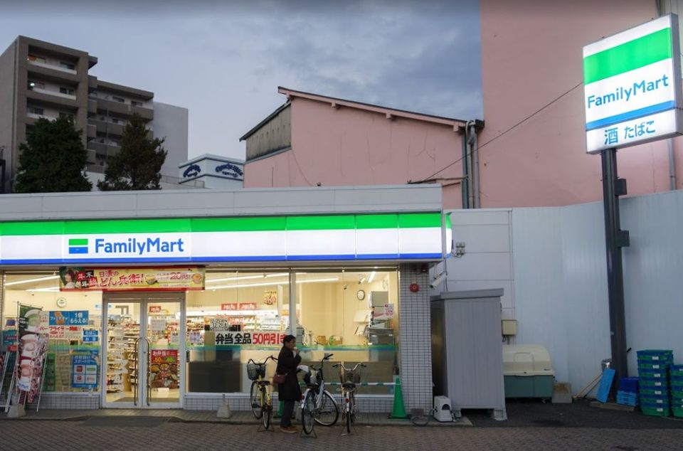 近くのファミリーマート岡山中央町店まで109m（徒歩2分）