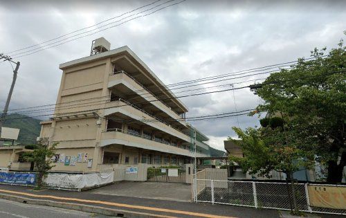 近くの呉市立白岳小学校まで734m(徒歩10分)