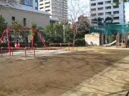 近くの白高児童遊園まで584m（徒歩8分）