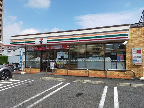 近くのセブンイレブン 江南駅北店まで444m（徒歩6分）