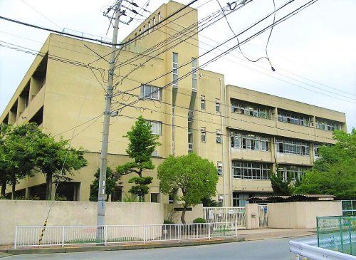 近くの四條畷西中学校まで593m（徒歩8分）