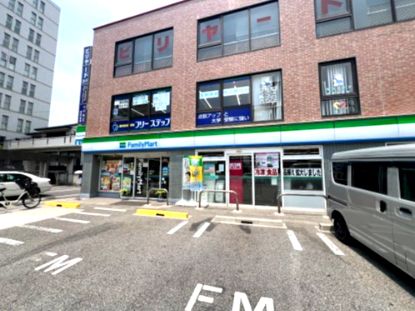 近くのファミリーマートまで580m(徒歩8分)