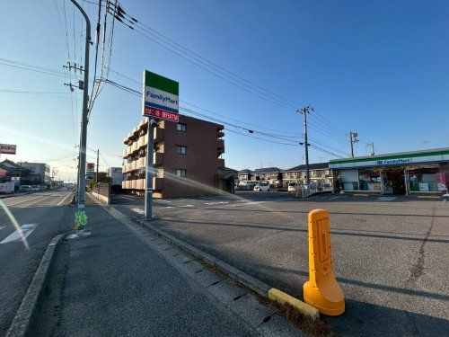 近くのファミリーマート 西条古川店まで827m（徒歩11分）