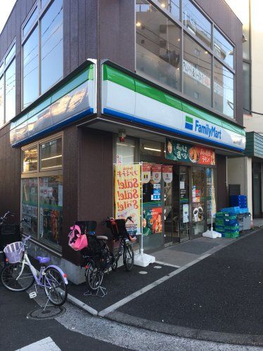 近くのファミリーマート 鶴見みかど店まで235m（徒歩3分）