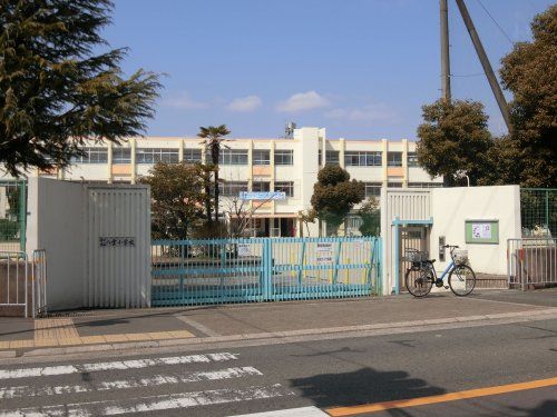 近くの守口市立八雲小学校まで523m(徒歩7分)