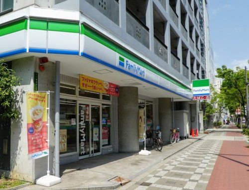 近くのファミリーマート 本庄西三丁目店まで284m(徒歩4分)