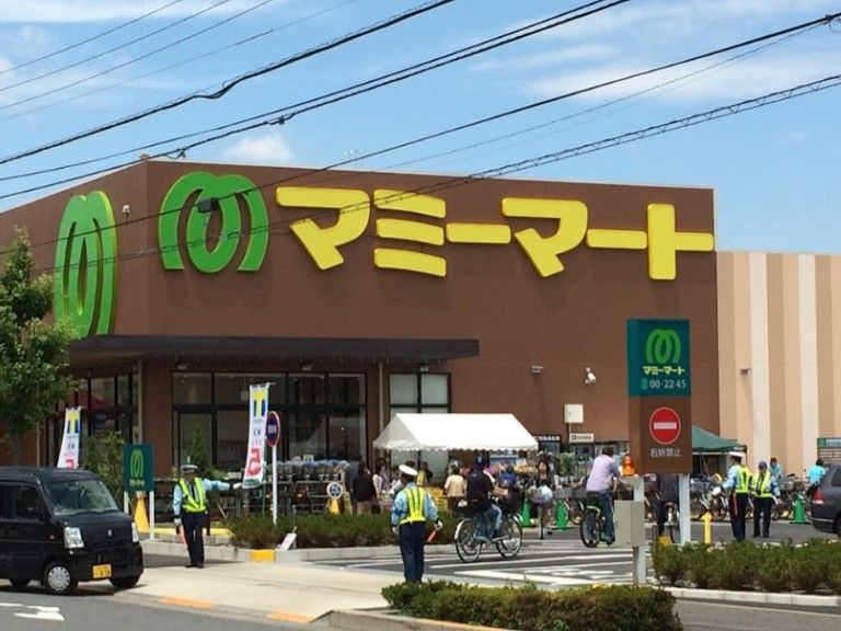 近くのマミーマート足立島根店まで328m（徒歩5分）