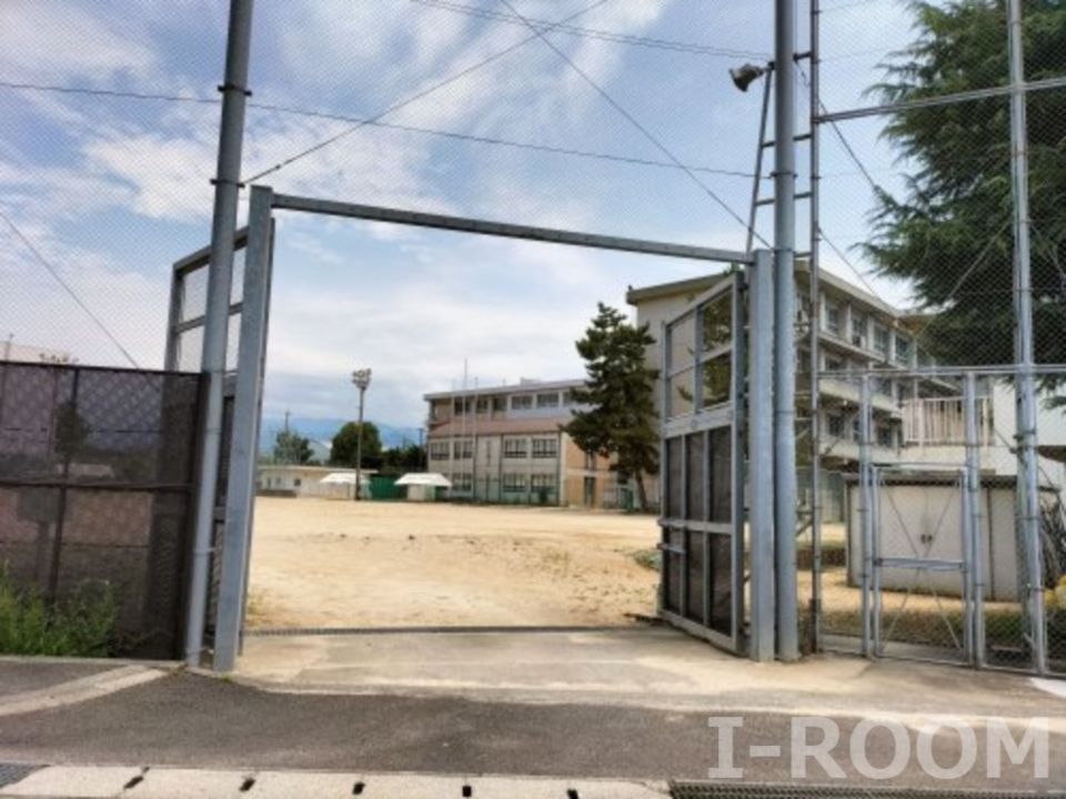 近くの松山市立小野中学校まで568m(徒歩8分)