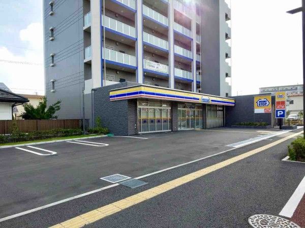 近くのコンビニまで640m（徒歩8分）