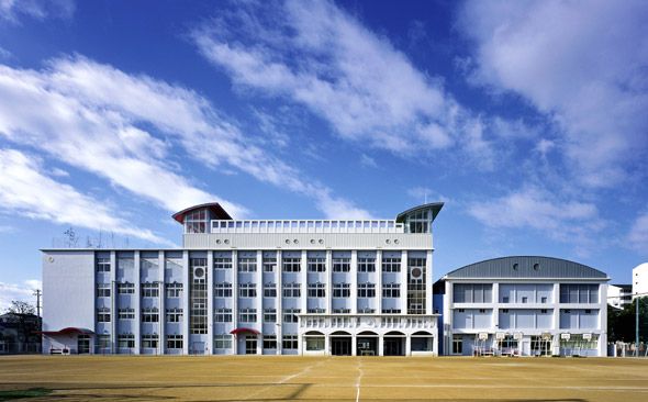 近くの神戸市立駒ヶ林小学校まで414m(徒歩6分)