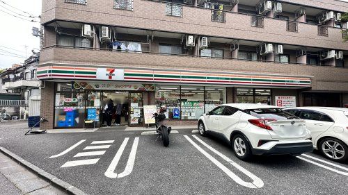 近くのコンビニまで610m（徒歩8分）