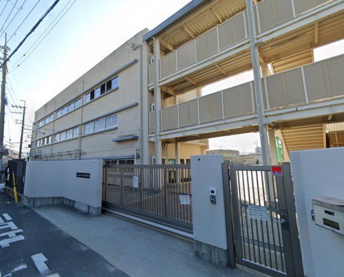 近くの東大阪市立弥刀小学校まで277m（徒歩4分）