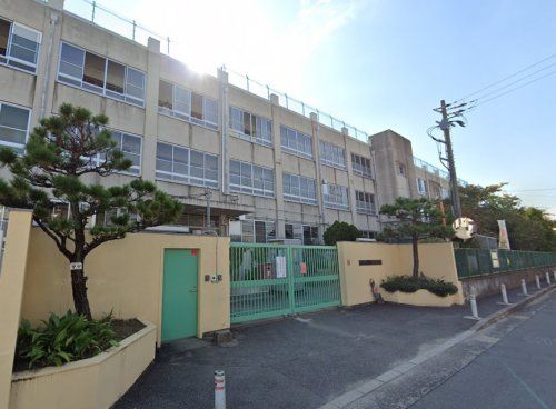近くの東大阪市立弥刀東小学校まで705m（徒歩9分）