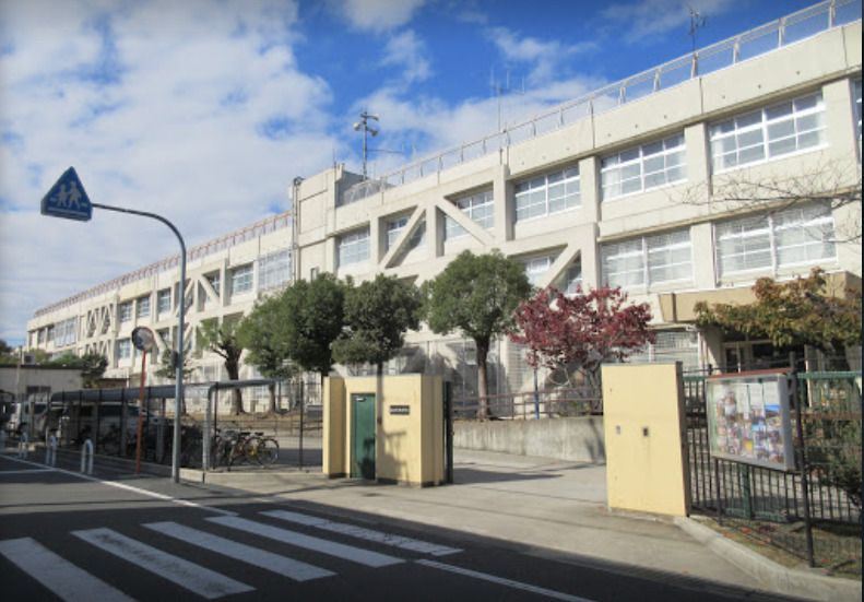 近くの東大阪市立弥刀中学校まで495m（徒歩7分）