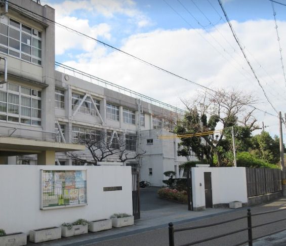 近くの東大阪市立金岡中学校まで443m（徒歩6分）
