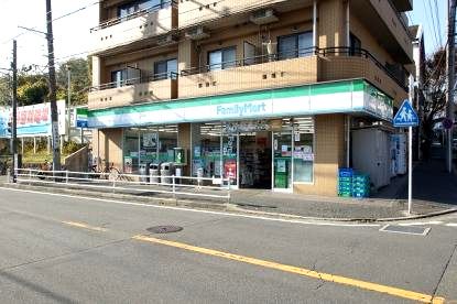 近くのファミリーマート花月園駅前店まで465m（徒歩6分）