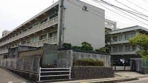 近くの飯山中学校まで1,115m(徒歩14分)