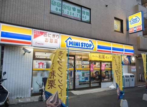 近くのミニストップ　阪東橋店まで634m（徒歩8分）
