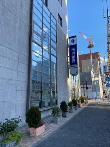 近くの横浜銀行阪東橋支店まで449m（徒歩6分）