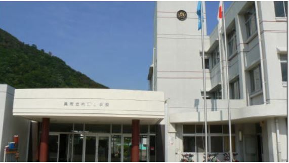 近くの呉市立安浦小学校まで900m(徒歩12分)