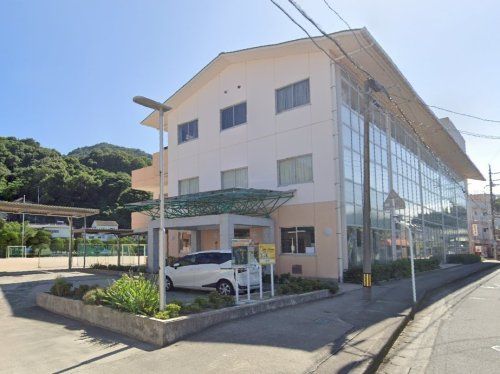 近くの江田島市立三高小学校まで522m(徒歩7分)