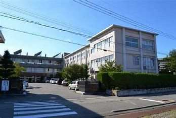 近くの富山県立高岡南高校まで898m(徒歩12分)