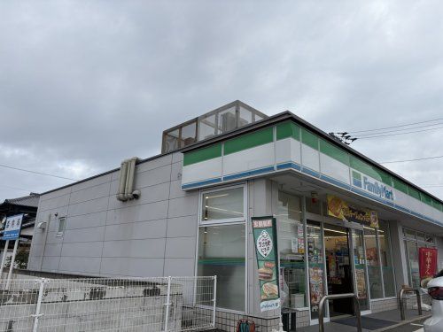 近くのファミリーマート 三津屋南店まで425m（徒歩6分）
