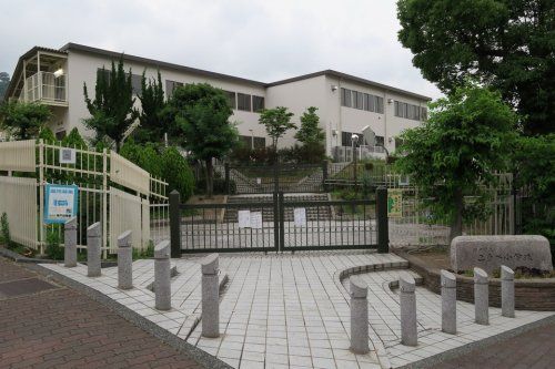 近くの神戸市立こうべ小学校まで583m（徒歩8分）