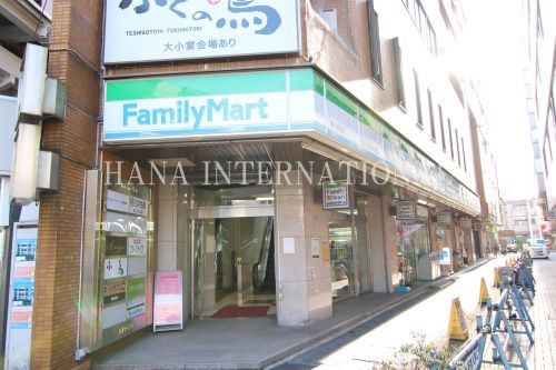 近くのファミリーマート浦安駅前店まで440m（徒歩6分）