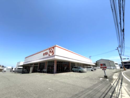 近くのセブン津田店まで1,170m(徒歩15分)