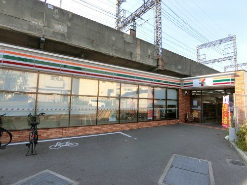 近くのセブンイレブン 寝屋川八坂町西店まで422m(徒歩6分)