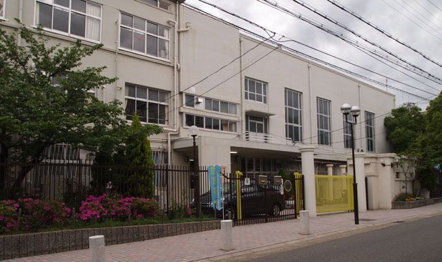 近くの神戸市立湊川中学校まで484m(徒歩7分)